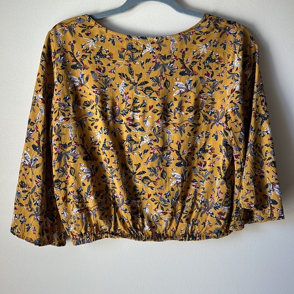 Cozy Casual Floral Wrap Wide Sleeve Crop Top - Picture 4 of 9